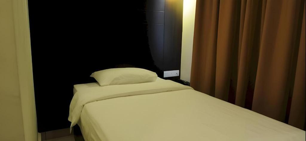 Cathay Hotel Kota Kinabalu Exterior photo